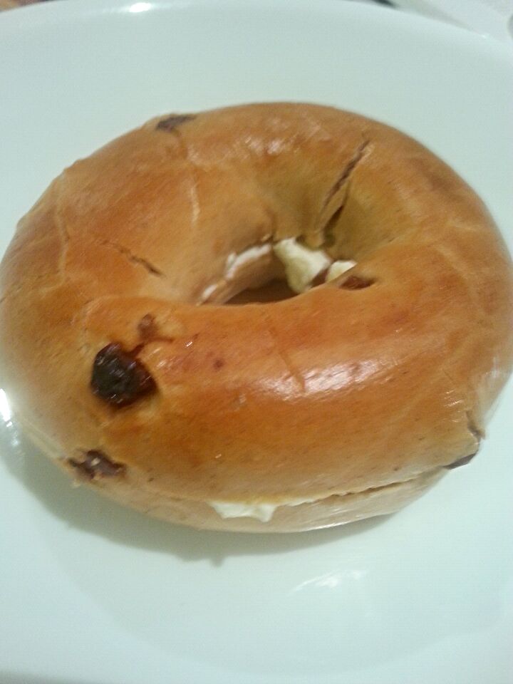 cinnamon raisin bagel with cream cheese/ash tam Snapdish[スナップディッシュ